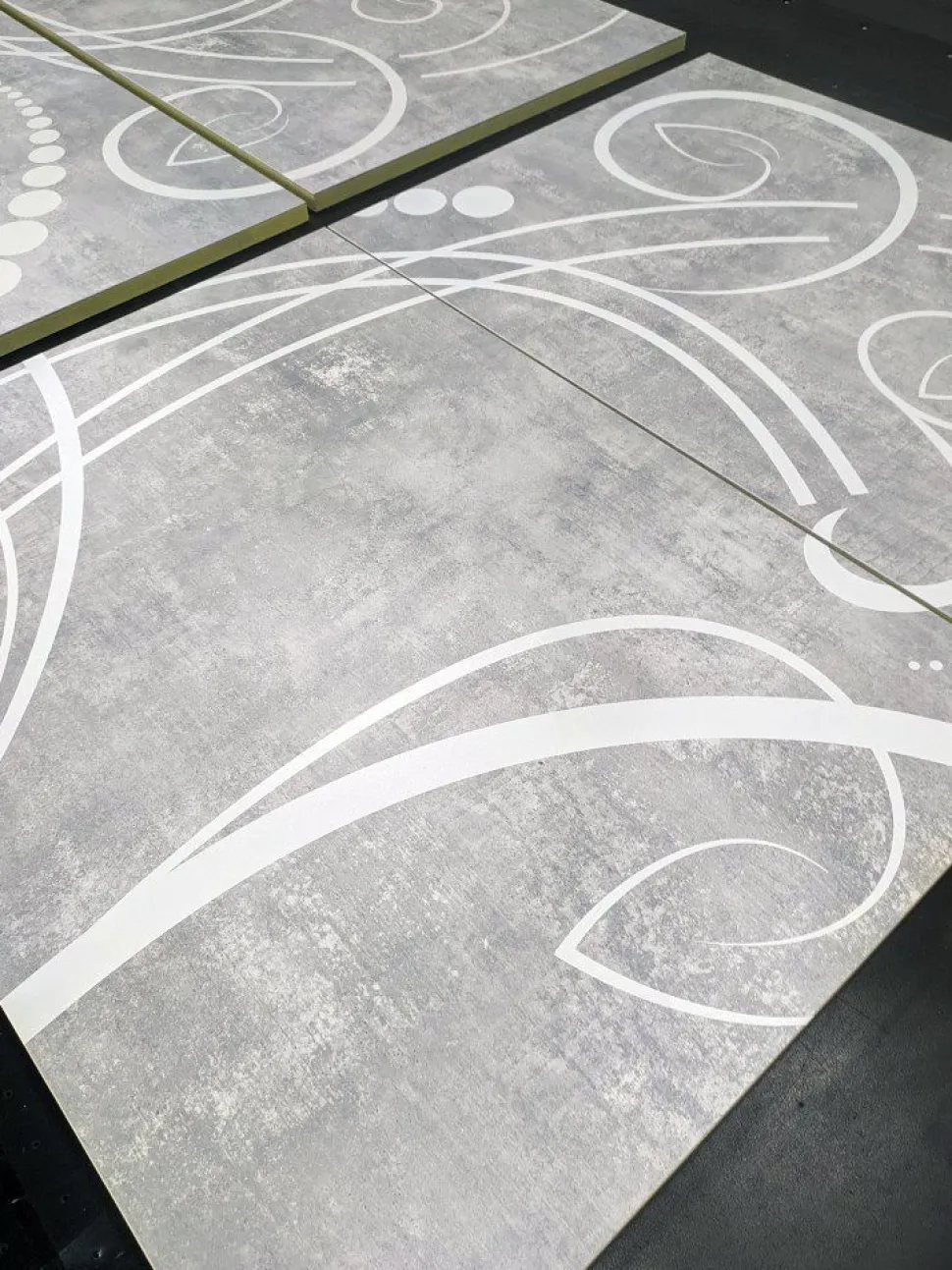 Madia linea Basic con 4 ante linea fancy in finitura Bianco laccato lucido e Beton con grafica floreale