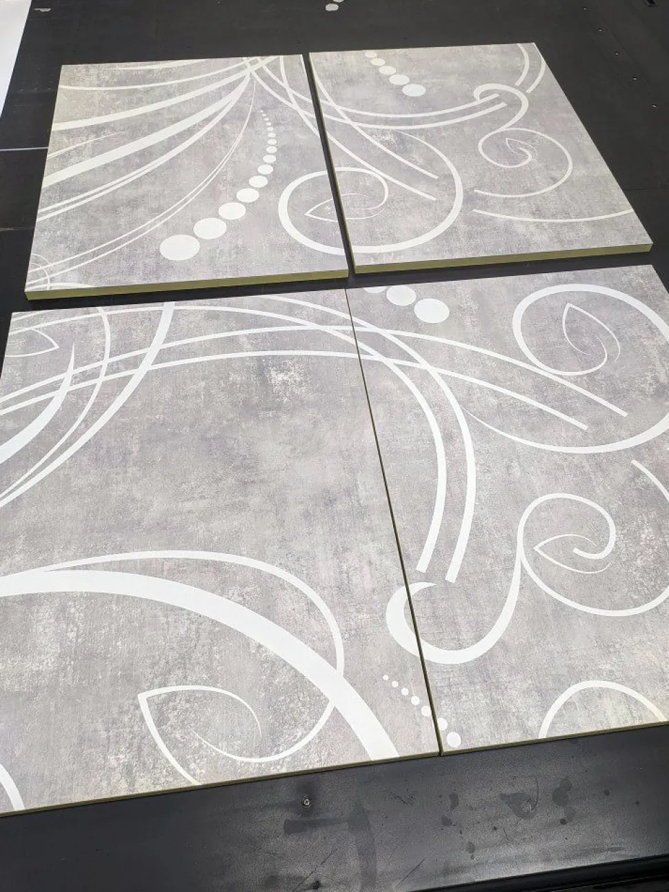 Madia linea Basic con 4 ante linea fancy in finitura Bianco laccato lucido e Beton con grafica floreale