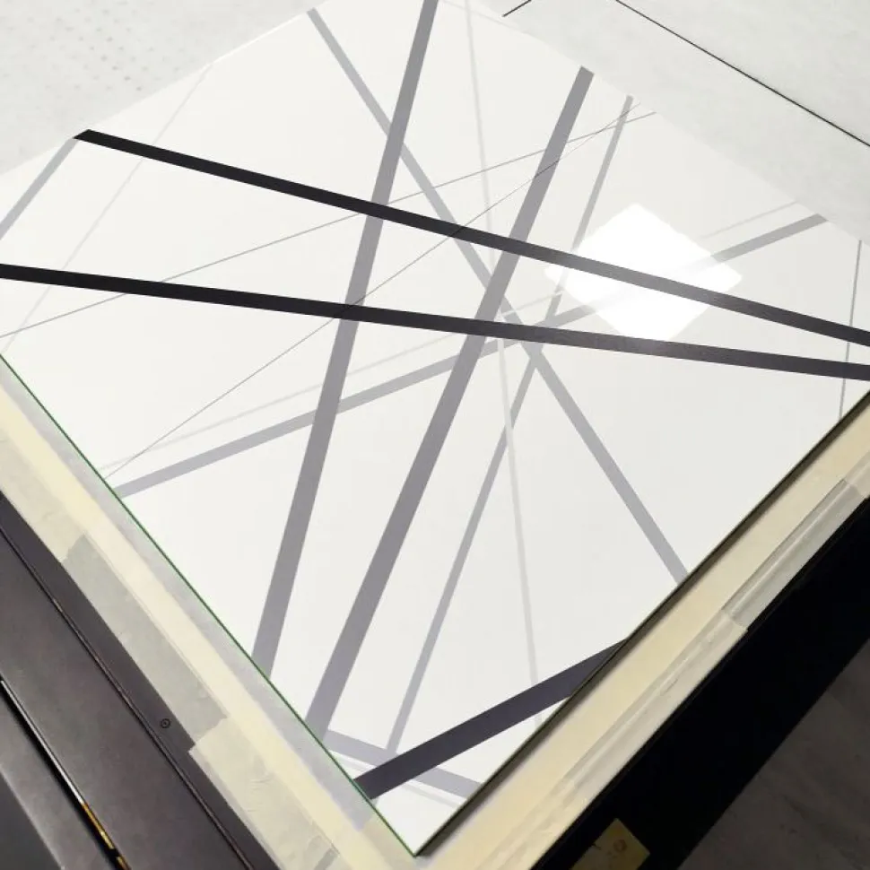 Madia moderna 2 ante linea Frame in Bianco Lucido e Cemento con grafica righe