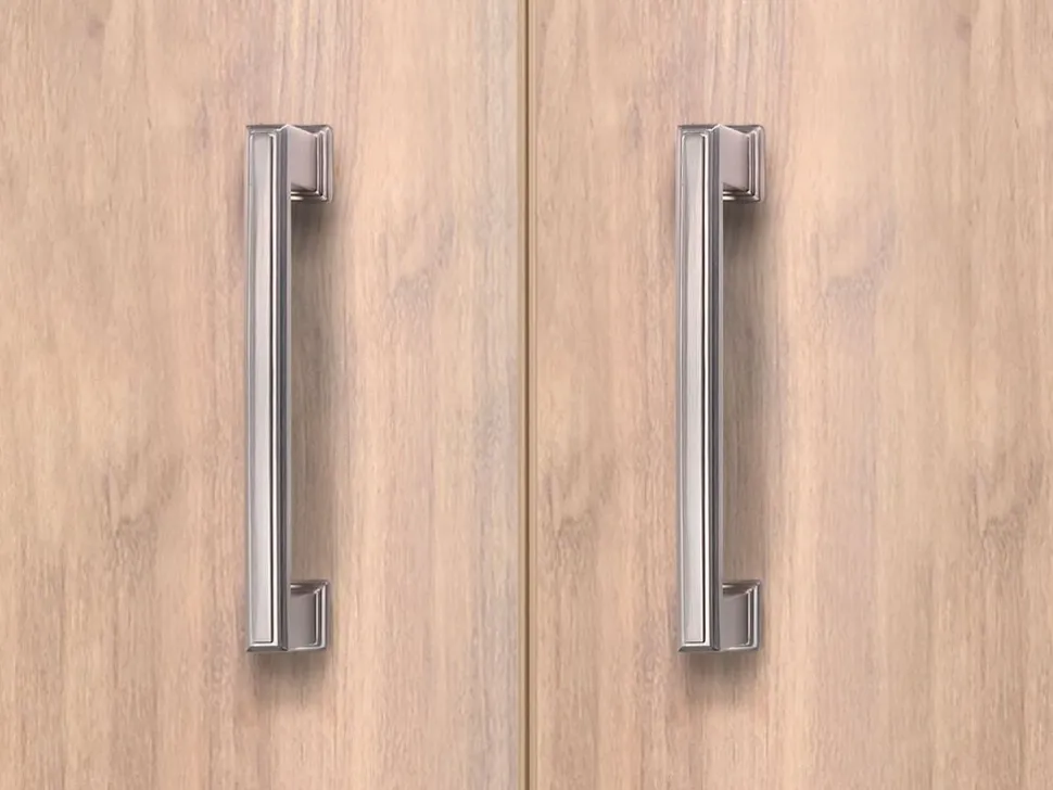 Maniglia per mobili in zama Tanger L147.5mm interasse 128mm disponibile in 2 colori