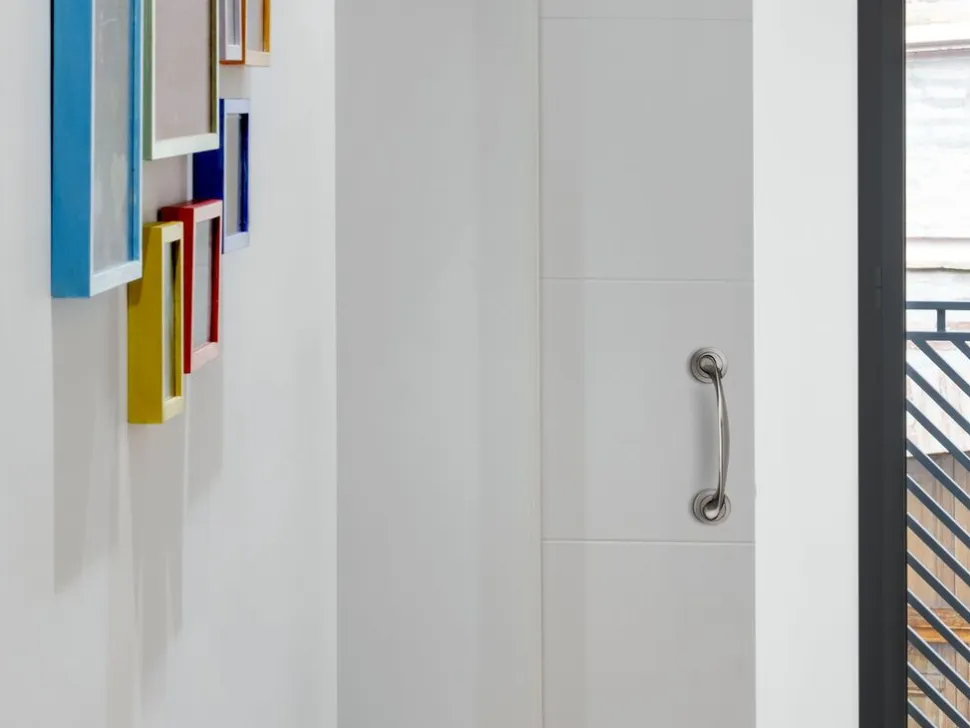 Maniglie curve con rosette di diametro 50 mm per porte scorrevoli