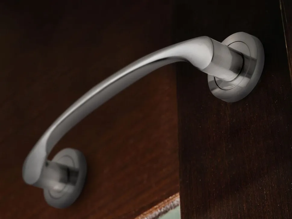 Maniglie curve con rosette di diametro 50 mm per porte scorrevoli