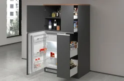 Mobile copri frigorifero a incasso e portaspezie in finitura Antracite Opaco e Rovere
