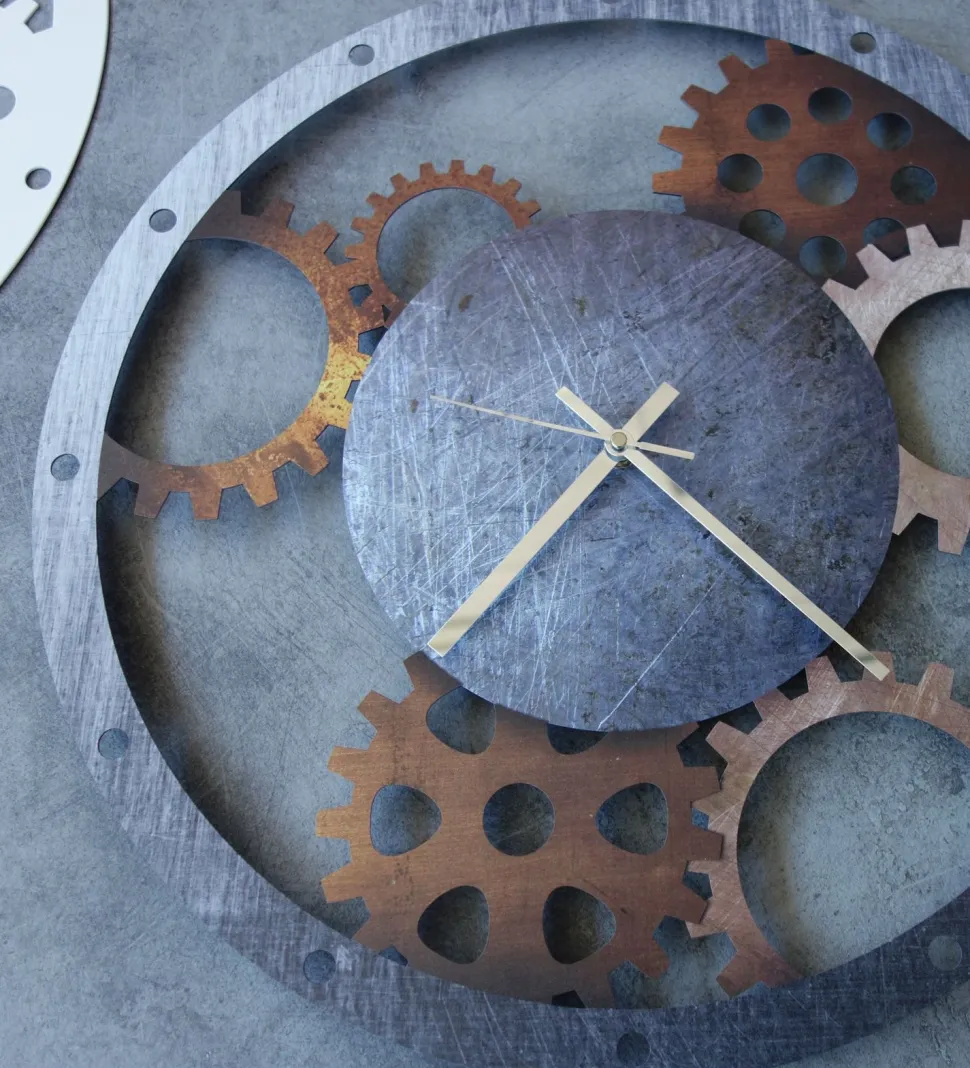 Orologio in ferro rustico