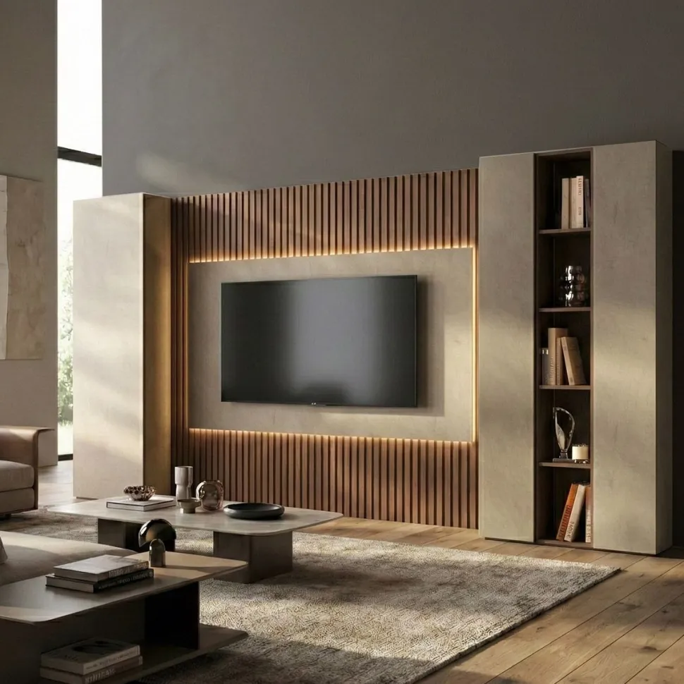 Parete attrezzata con pannello tv sospeso e boiserie cannettata in rilievo in finitura Argilla e Rovere