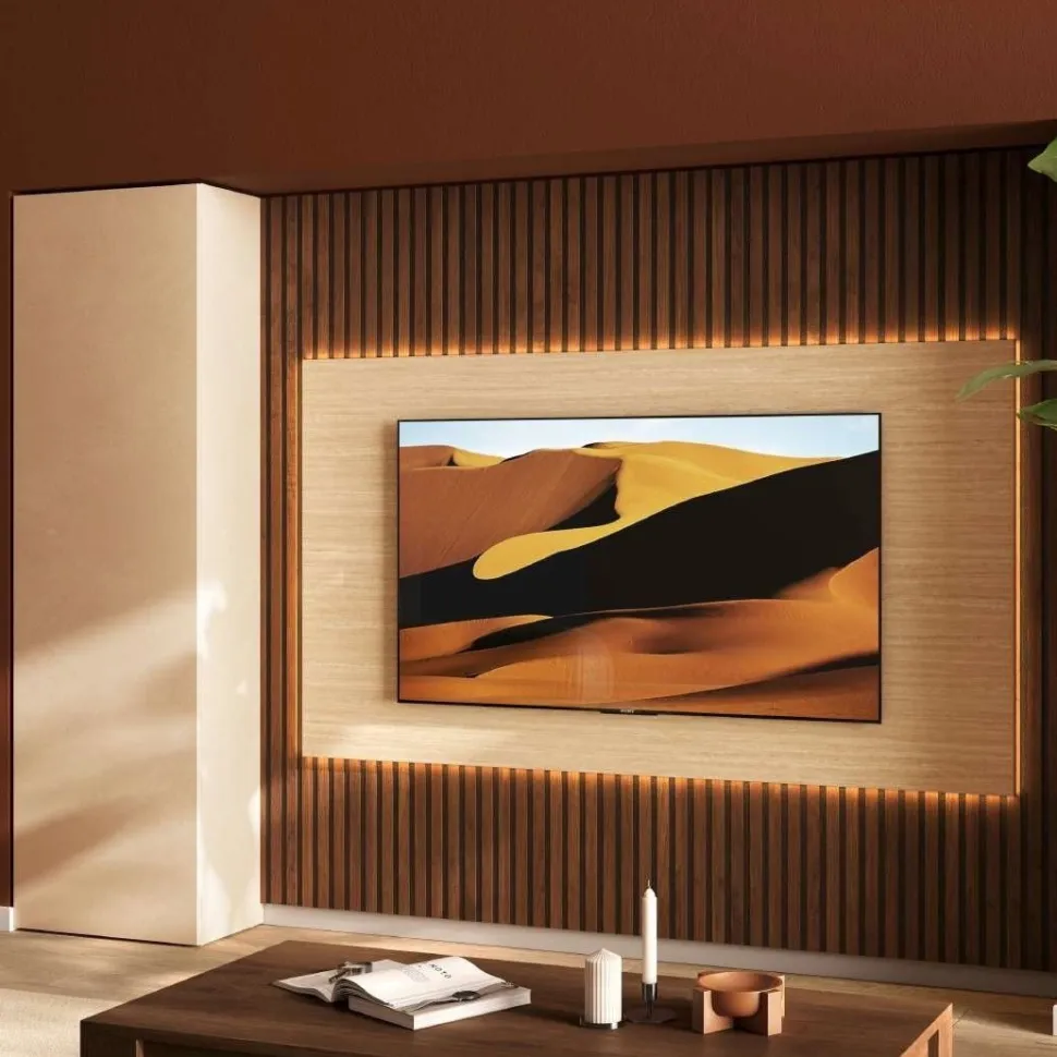 Parete attrezzata con pannello porta tv e boiserie cannetta in Cashmere, Travertino nobilitato e Mercure cannettato
