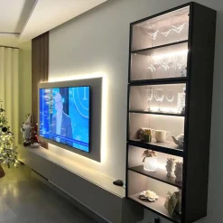 Parete attrezzata sospesa con pensili in vetro e pannello porta tv in Cadiz cannettato, Cashmere e Bronzo