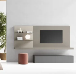 Parete attrezzata sospesa Plan con pannello porta TV disponibile in vari colori
