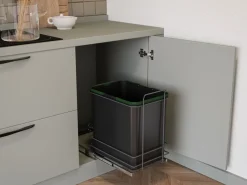 Pattumiera estraibile con apertura manuale per il montaggio sul fondo dei cassetti da cucina