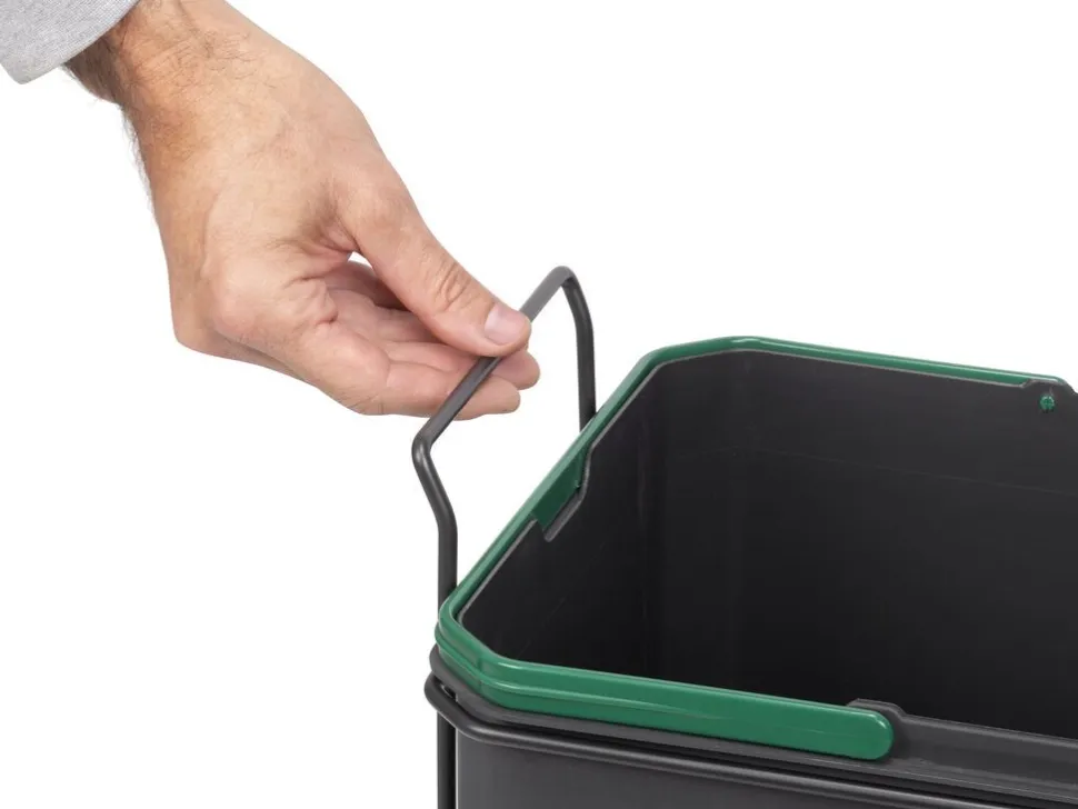 Pattumiera estraibile con apertura manuale per il montaggio sul fondo dei cassetti da cucina