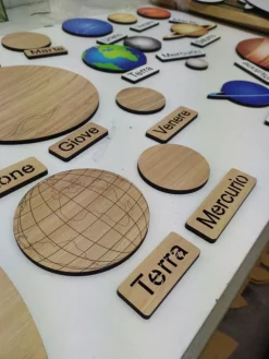 Planetario sistema solare in legno serigrafato colorato