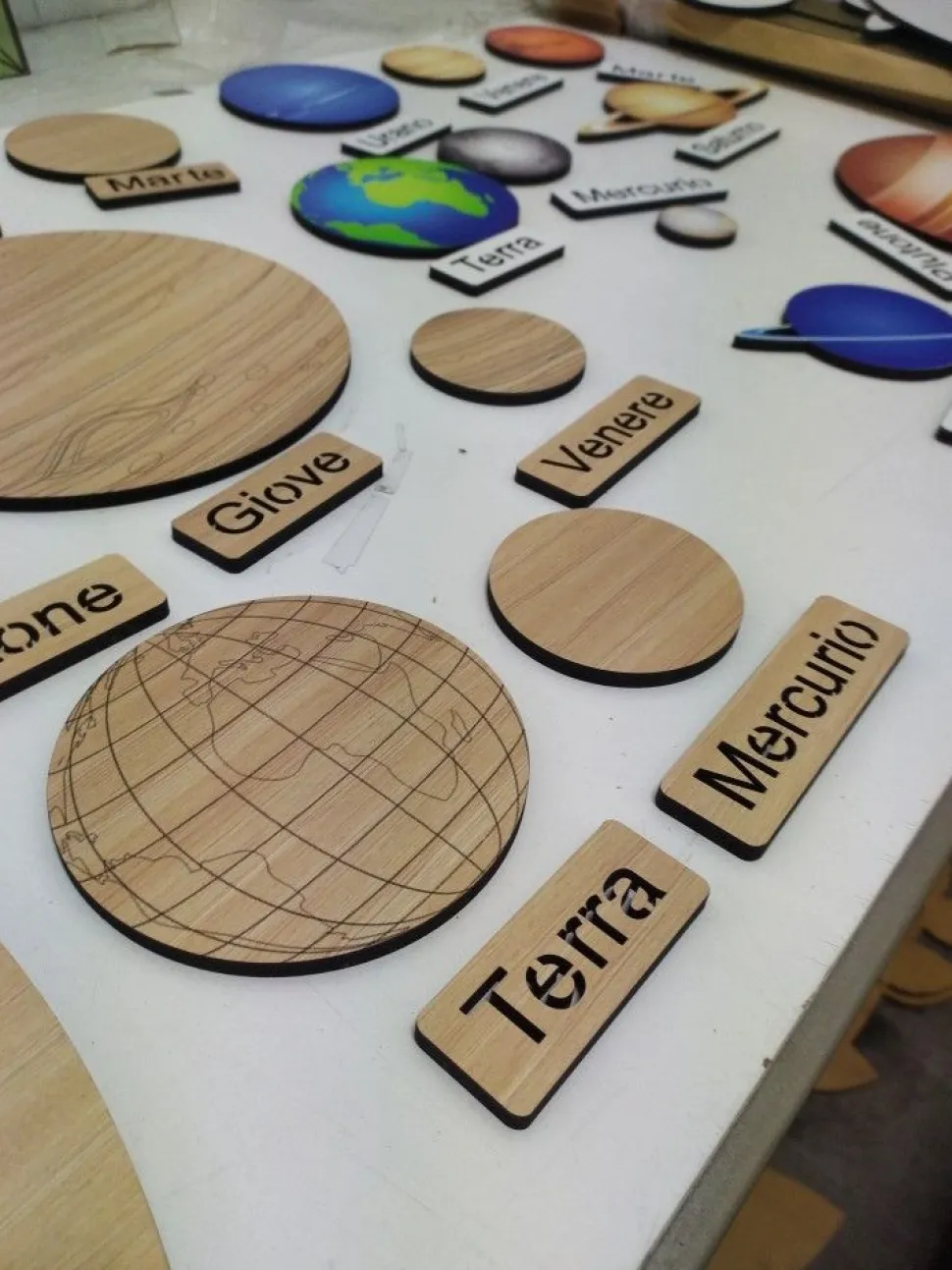 Planetario sistema solare in legno serigrafato colorato