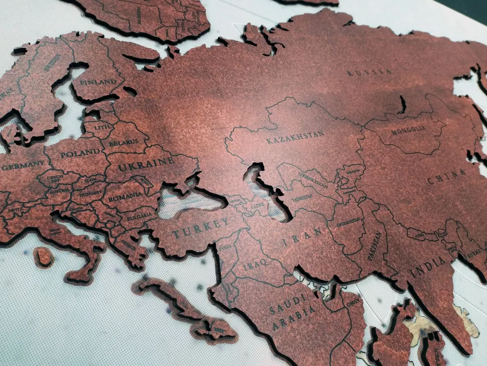 Planisfero da parete in tre misure effetto corten con confini neri