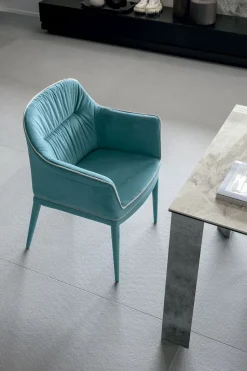 Poltroncina imbottita interamente rivestita in microfibra Dallas disponibile in 4 colori