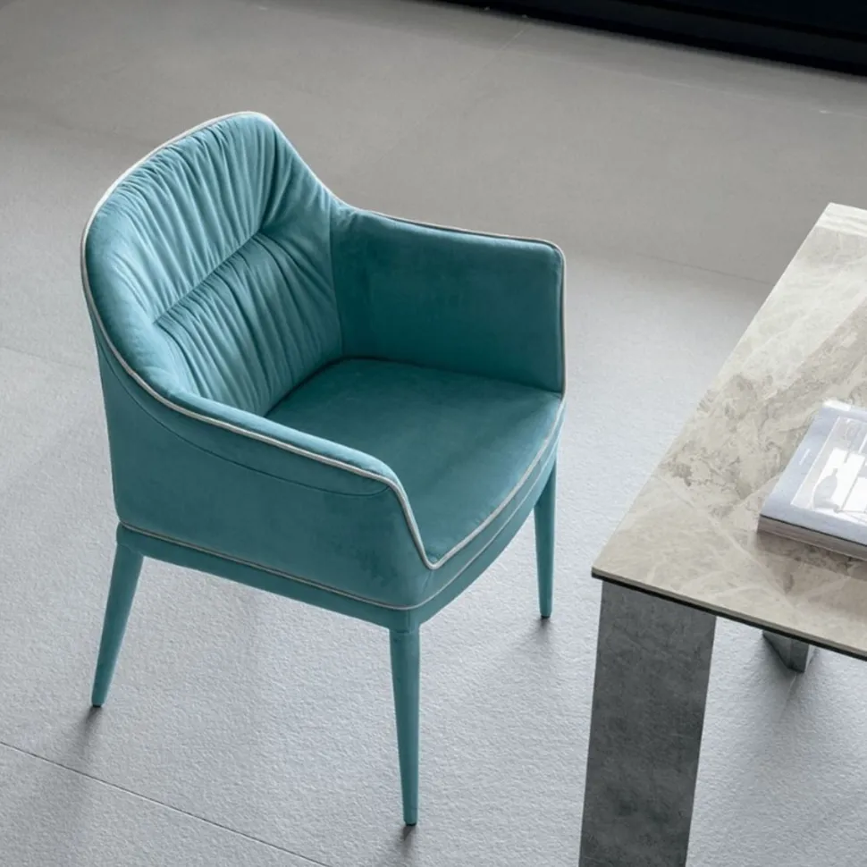 Poltroncina imbottita interamente rivestita in microfibra Dallas disponibile in 4 colori