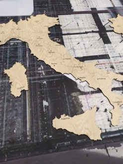 Quadro mappa Italia in legno colore legno chiaro