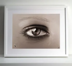 Quadro su cornice in legno, Occhio su carta marrone di Leonardo Criolani