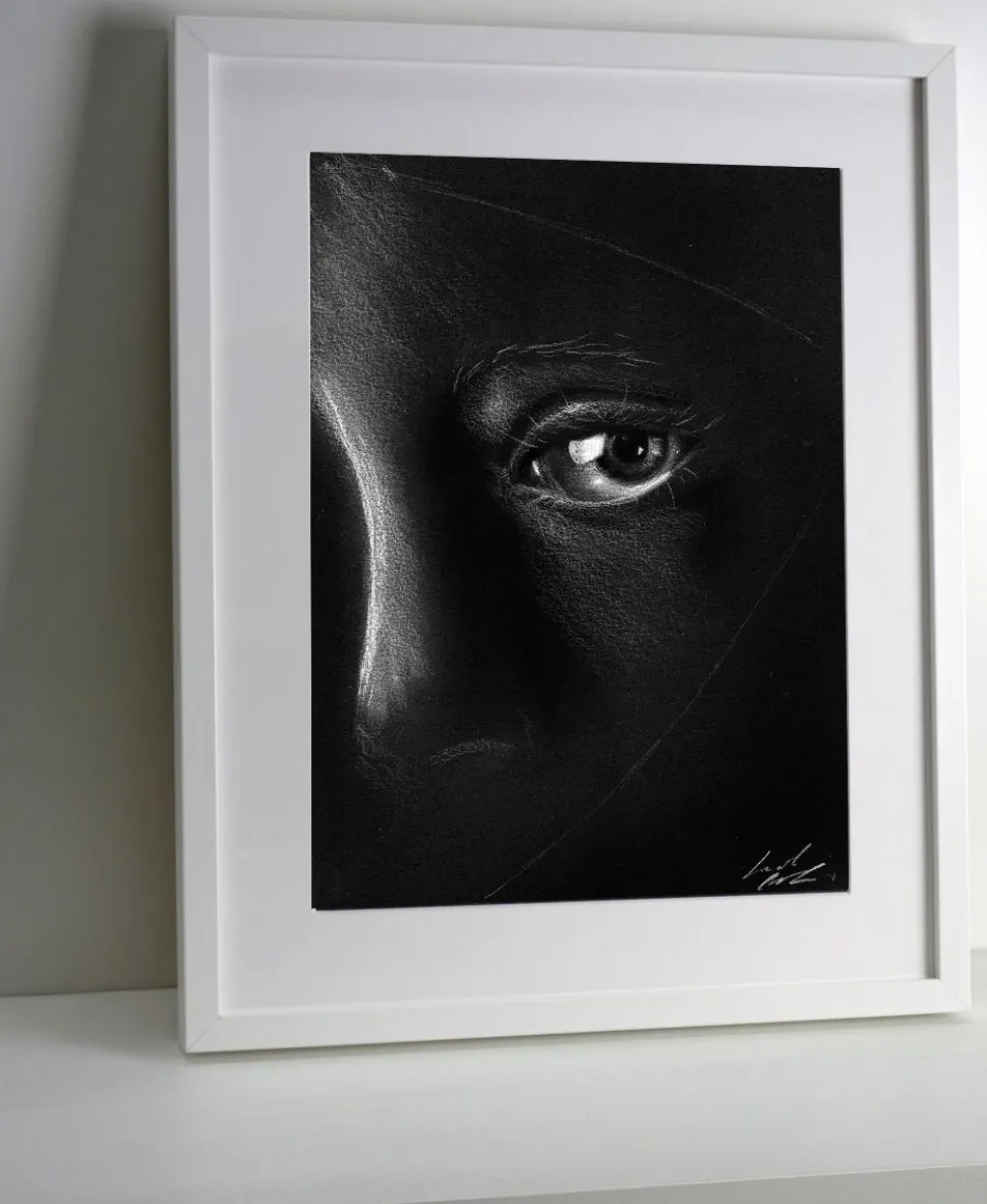 Quadro su cornice in legno, occhio di bambina di Leonardo Criolani