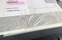 Ribalta sospesa linea Arte con grafica disponibile in vari colori