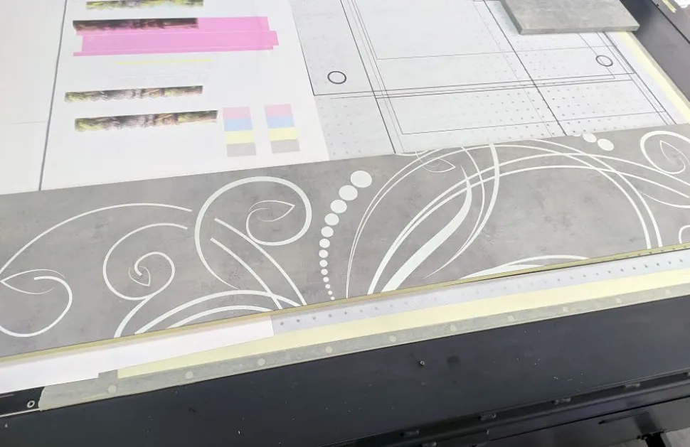 Ribalta sospesa linea Arte con grafica disponibile in vari colori