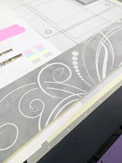 Ribalta sospesa linea Arte con grafica disponibile in vari colori