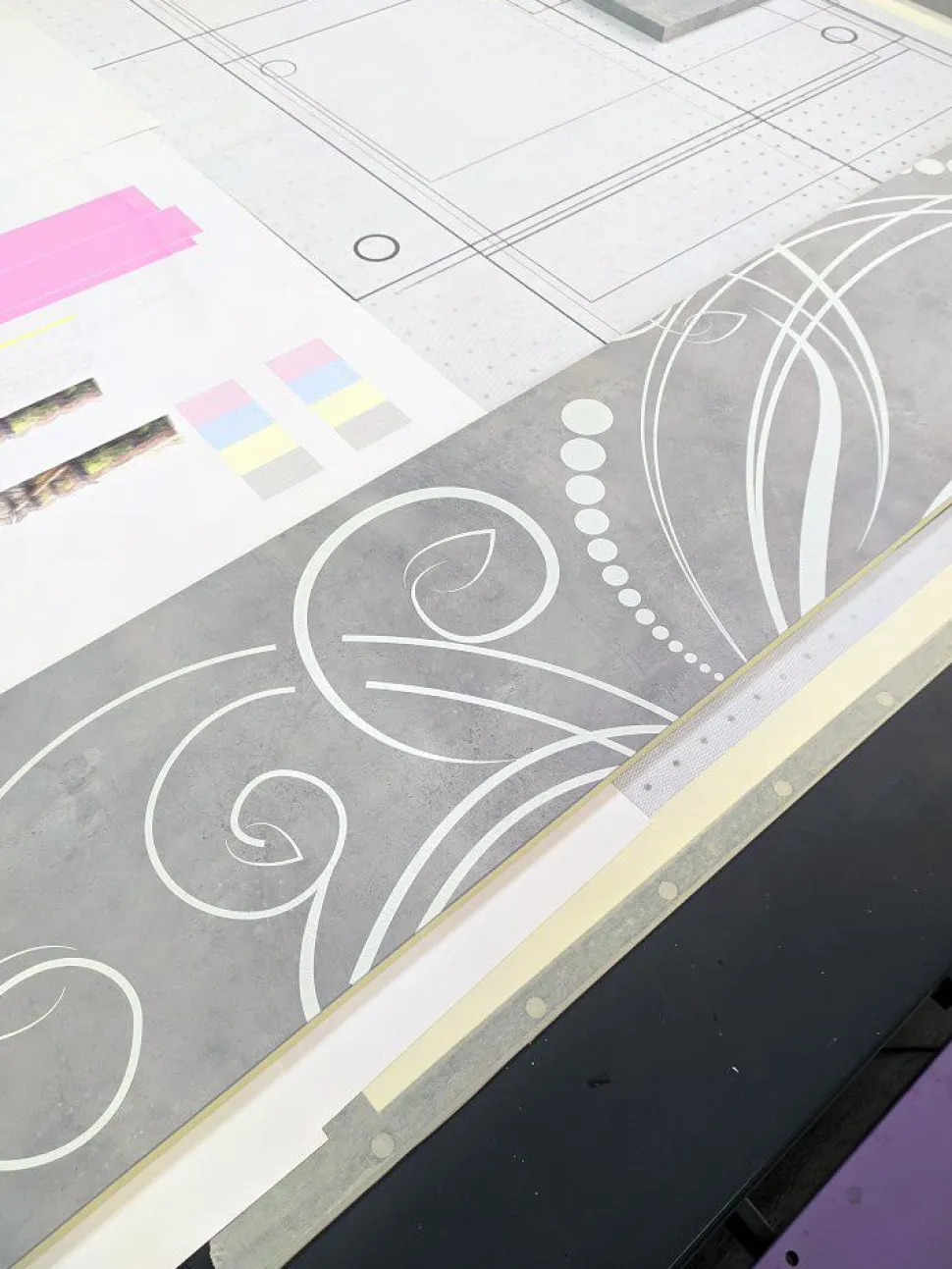 Ribalta sospesa linea Arte con grafica disponibile in vari colori