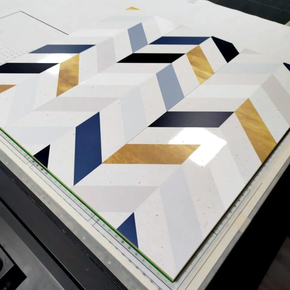 Scarpiera stretta 3 ante battenti Master con grafica geometrica