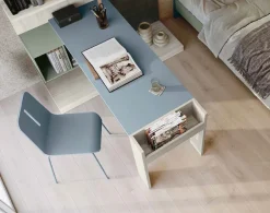 Scrivania moderna compatta con libreria sospesa e lavagna Olmo e blu Petrolio disponibile in vari colori
