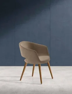 Sedia con struttura in legno e seduta imbottita in tessuto Montegallo