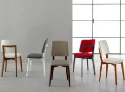 Sedia con struttura in legno e seduta imbottita in tessuto Karen