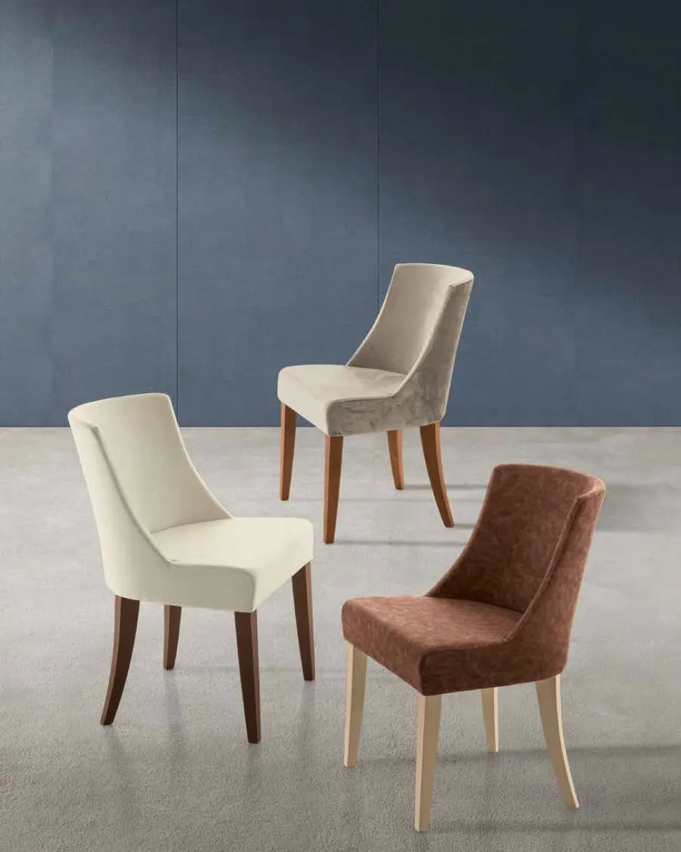 Sedia con struttura in legno e seduta imbottita in tessuto Costarella
