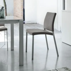 Sedia con struttura in metallo e seduta imbottita Zara disponibile in 6 colori