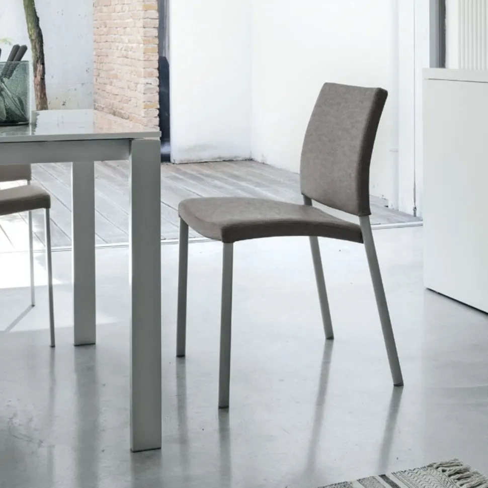 Sedia con struttura in metallo e seduta imbottita Zara disponibile in 6 colori