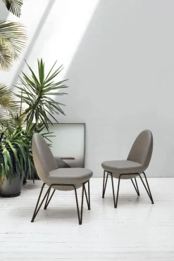 Sedia con struttura in metallo e seduta imbottita Vovo disponibile in 6 colori