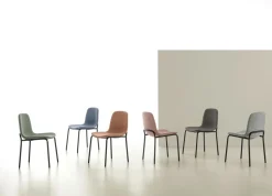Sedia con struttura in metallo verniciato e seduta imbottita in microfibra Tokio disponibile in 6 colori
