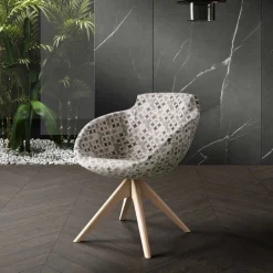 Sedia girevole con struttura in legno e seduta imbottita in tessuto le Cave