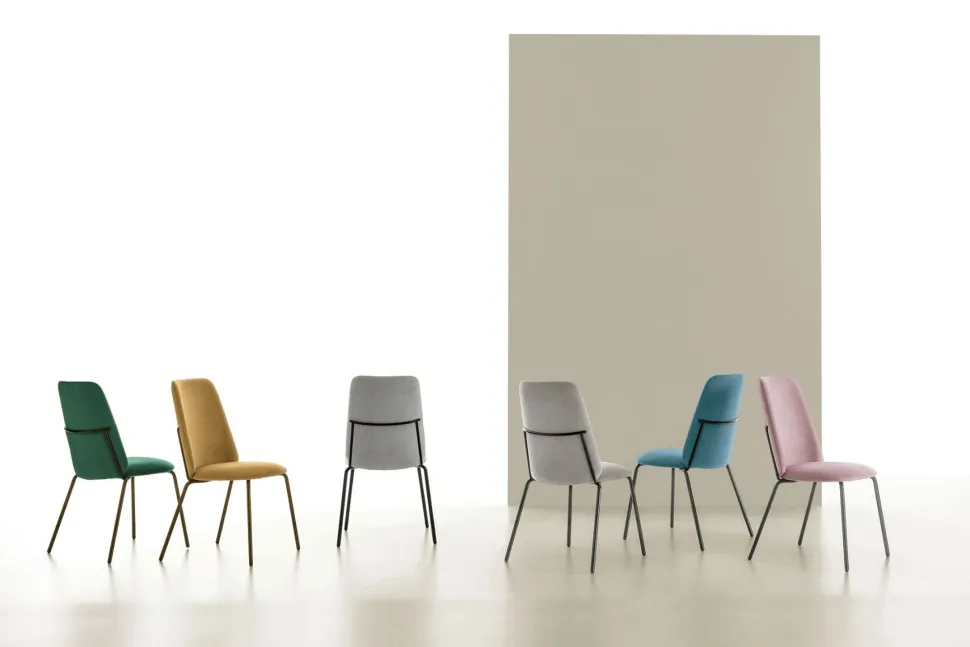 Sedia imbottita e rivestita in microfibra Easy disponibile in 6 colori