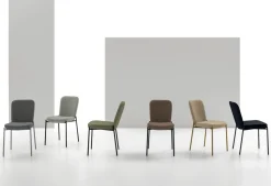 Sedia imbottita e rivestita in tessuto Akita disponibile in vari colori