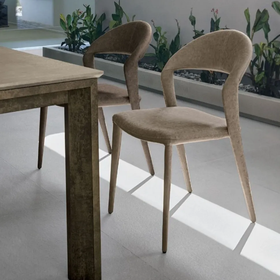 Sedia imbottita e rivestita in microfibra Denver disponibile in 9 colori