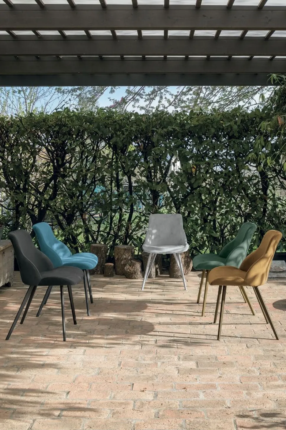 Sedia imbottita e rivestita in tessuto Brasilia disponibile in 8 colori
