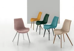 Sedia imbottita e rivestita in tessuto Malaga disponibile in 16 colori