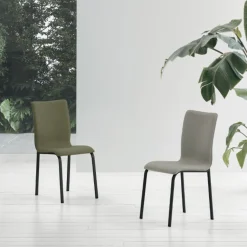Sedia imbottita e rivestita in tessuto Glamour disponibile in vari colori