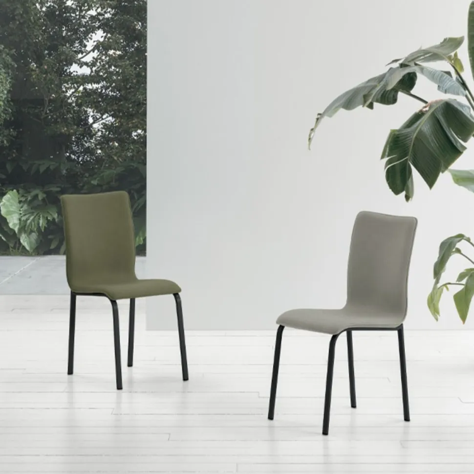 Sedia imbottita e rivestita in tessuto Glamour disponibile in vari colori