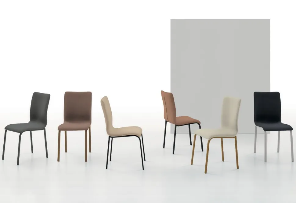 Sedia imbottita e rivestita in tessuto Glamour disponibile in vari colori