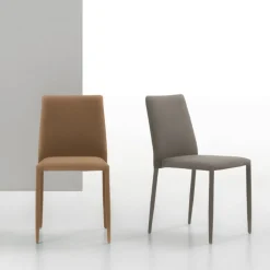Sedia imbottita impilabile interamente rivestita in tessuto Nizza disponibile in 6 colori