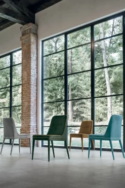 Sedia imbottita interamente rivestita in microfibra Dallas disponibile in 4 colori