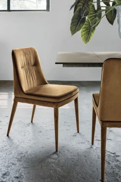 Sedia imbottita interamente rivestita in microfibra Dallas disponibile in 4 colori