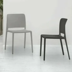 Sedia impilabile in polipropilene Tenerife disponibile in 2 colori