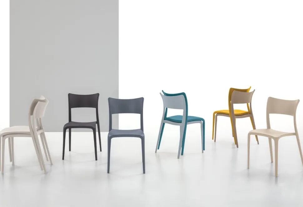 Sedia impilabile in polipropilene Cordoba disponibile in 8 colori