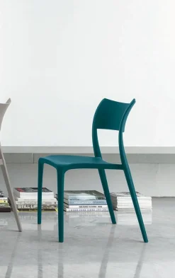 Sedia impilabile in polipropilene Cordoba disponibile in 8 colori